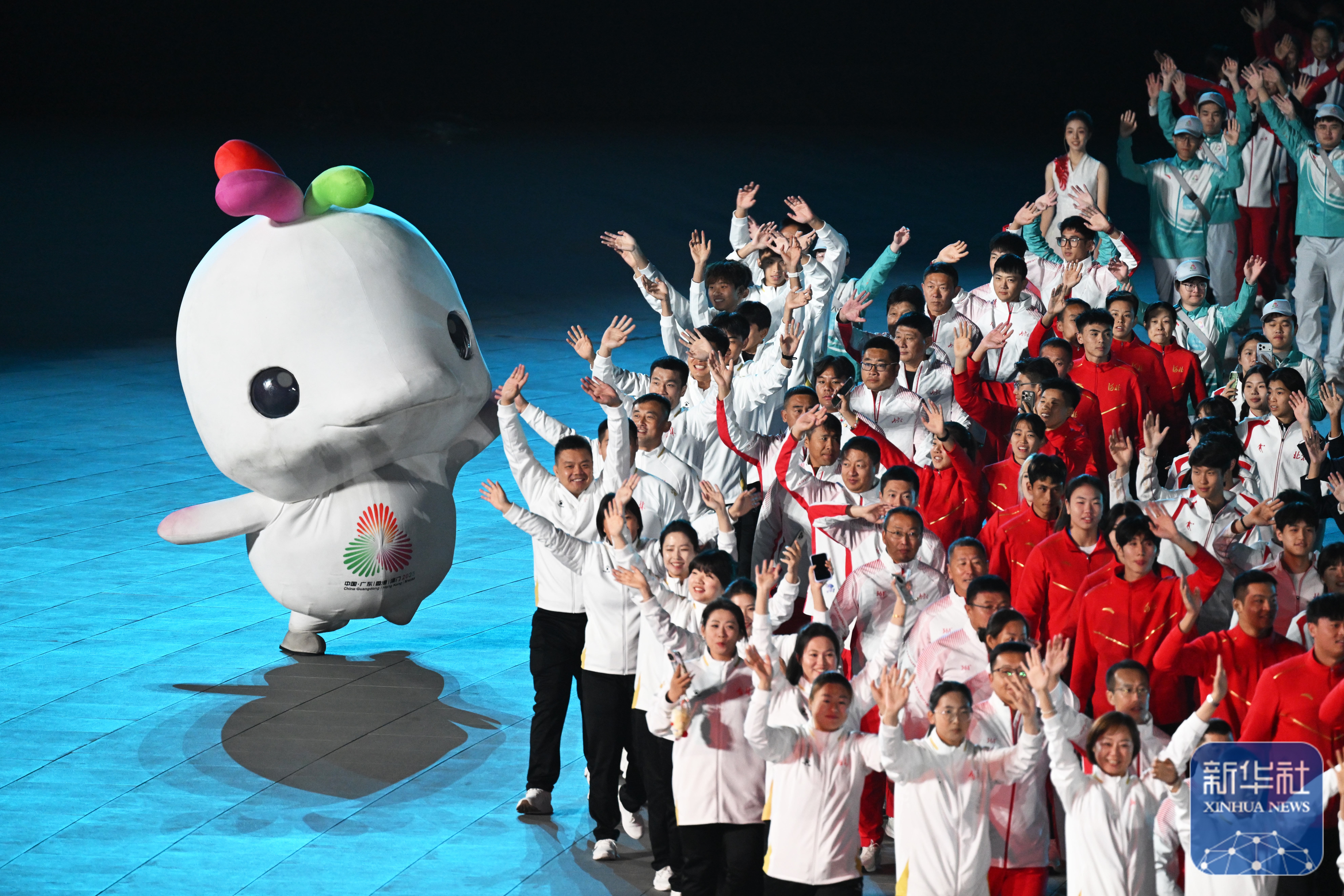 ↑ 参赛团队代表在闭幕式上入场。香港队运动员李思颖(前左)和澳门队运动员郭建恒(前右)在闭幕式现场。 新华社记者 薛宇舸 摄</p><p style=